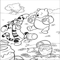 Раскраски с героями из мультфильма Винни-Пух (Winnie-the-Pooh) - тигруля помогает винни